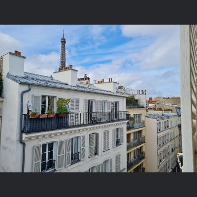 VUE PLEIN SOLEIL ET TOUR EIFFEL